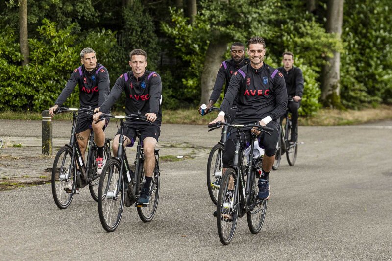Voetbalteam onderweg naar de training vanaf het landgoed.