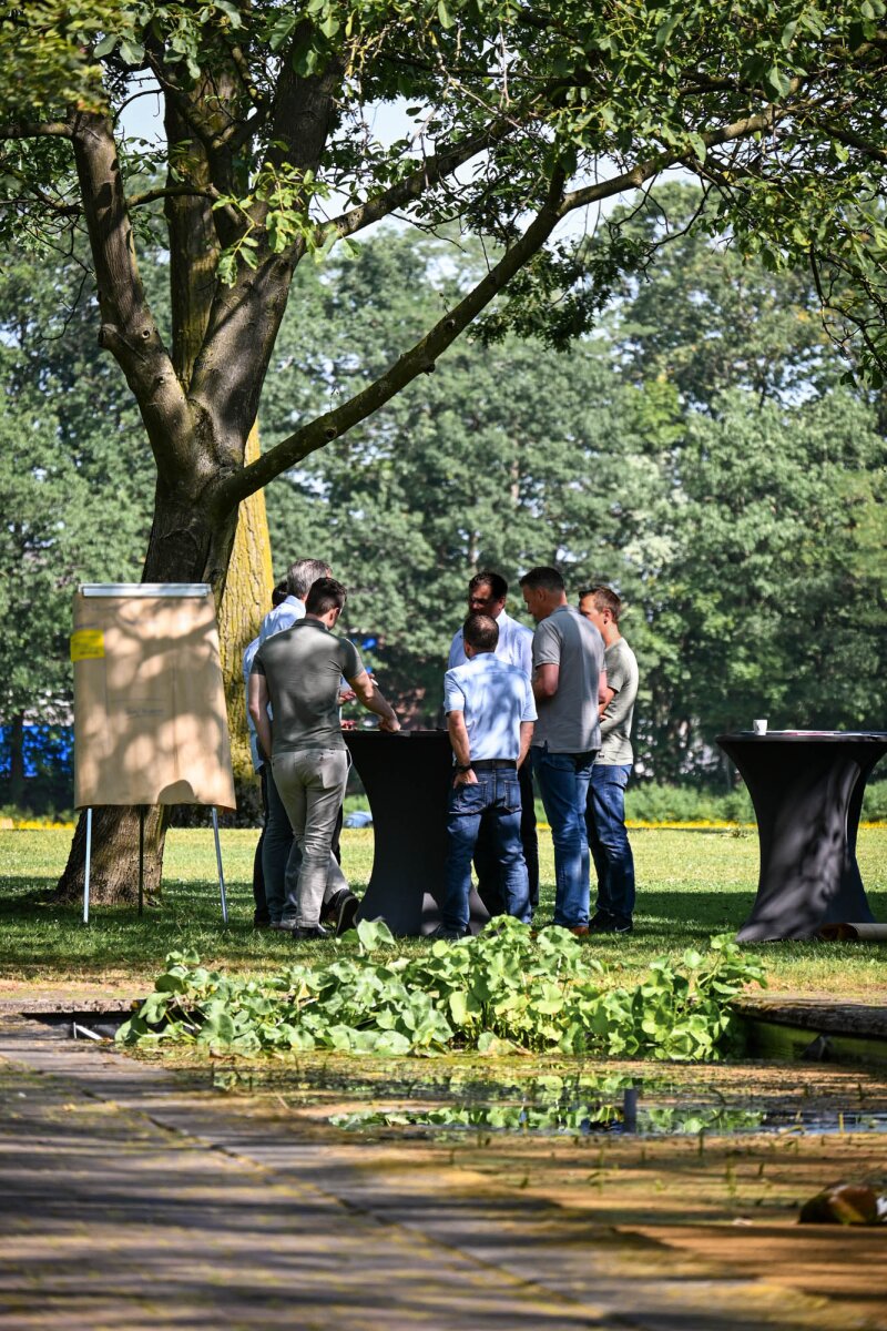 Vergadering buiten in de tuin van het landgoed.