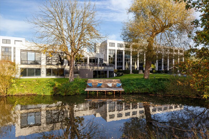 Houten vlonder over het water bij de Dommel.