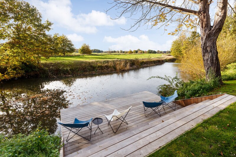 Houten vlonder aan de rivier de Dommel.