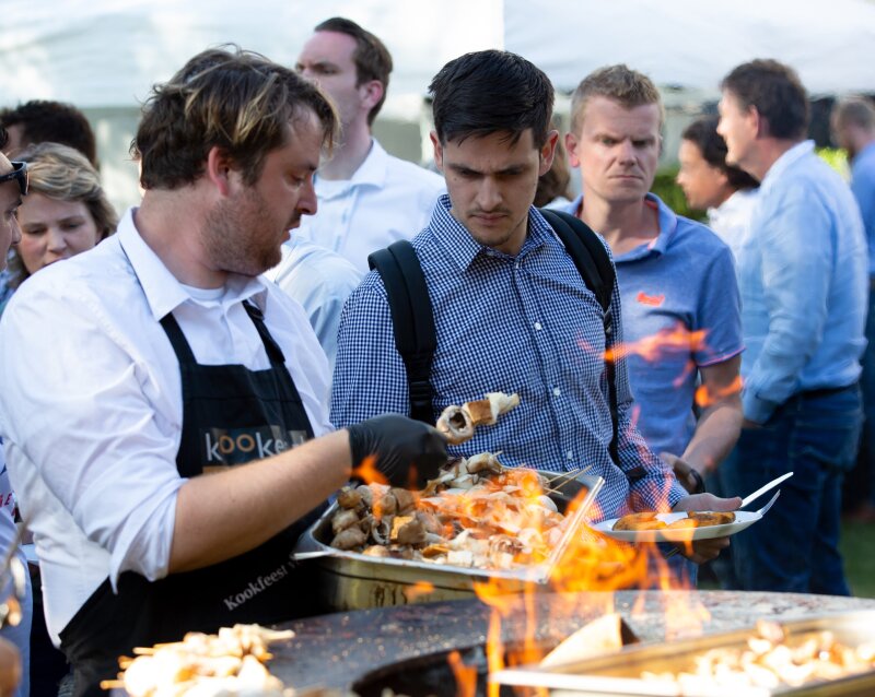 Vuurschaal met brandend houtvuur voor het buiten koken.