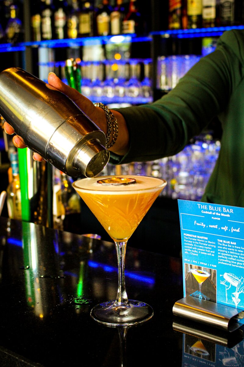 Barman schenkt een cocktail in The Blue Bar.