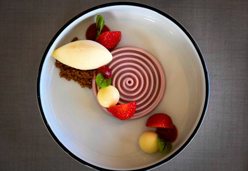 Dessert geserveerd in het restaurant van De Ruwenberg.