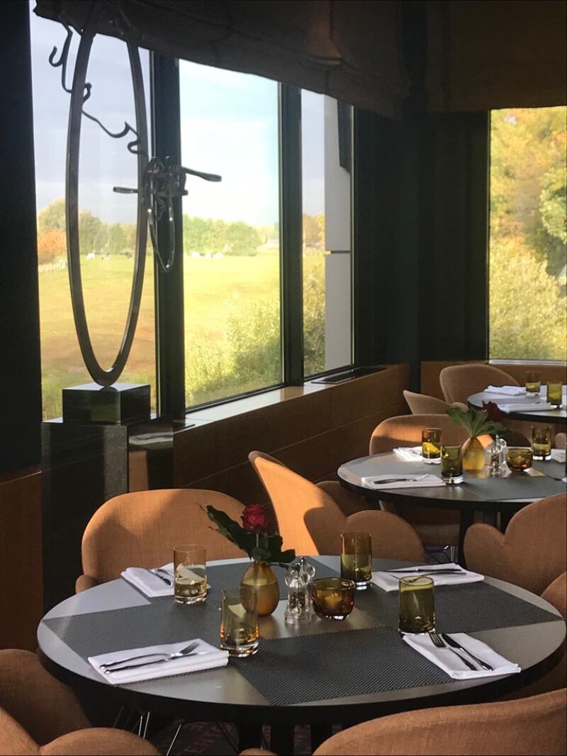 Gedekte tafel in het restaurant van De Ruwenberg voor een diner.