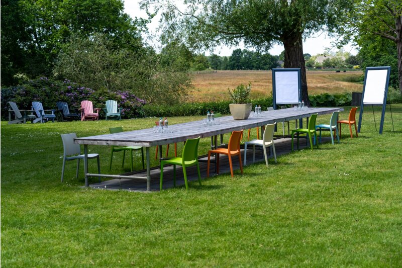 Buitenruimte ingericht voor een vergadering op het landgoed.