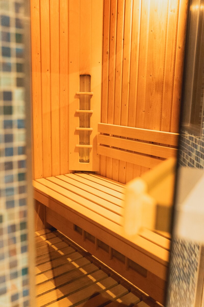 Sauna met houten banken in de wellness.