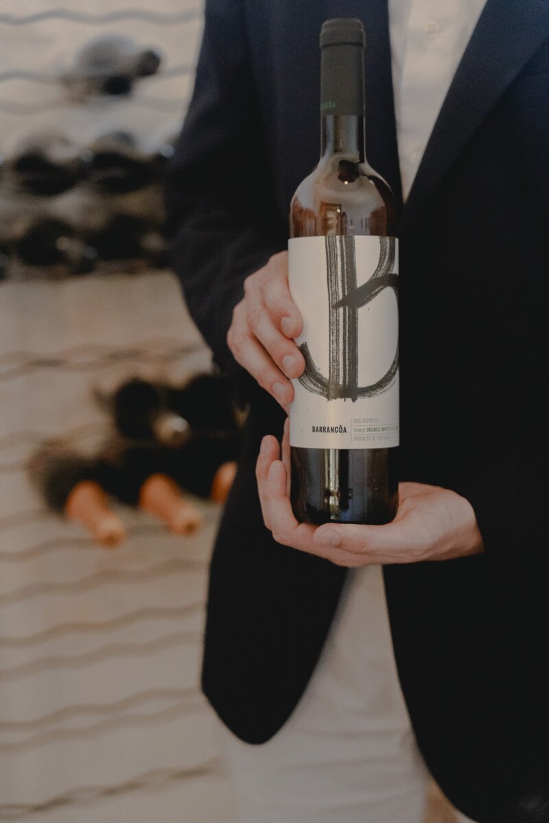 Sommelier toont een fles rode wijn.