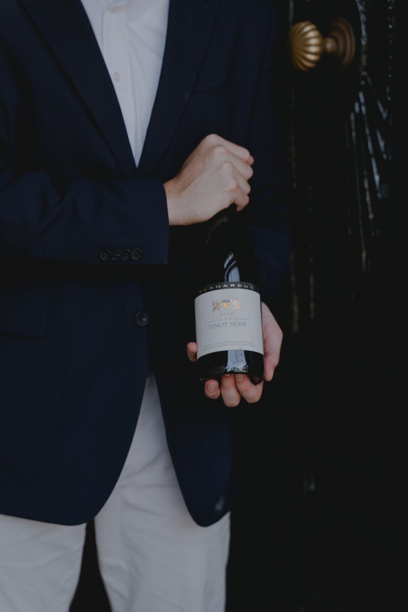 Sommelier houdt een fles wijn vast.
