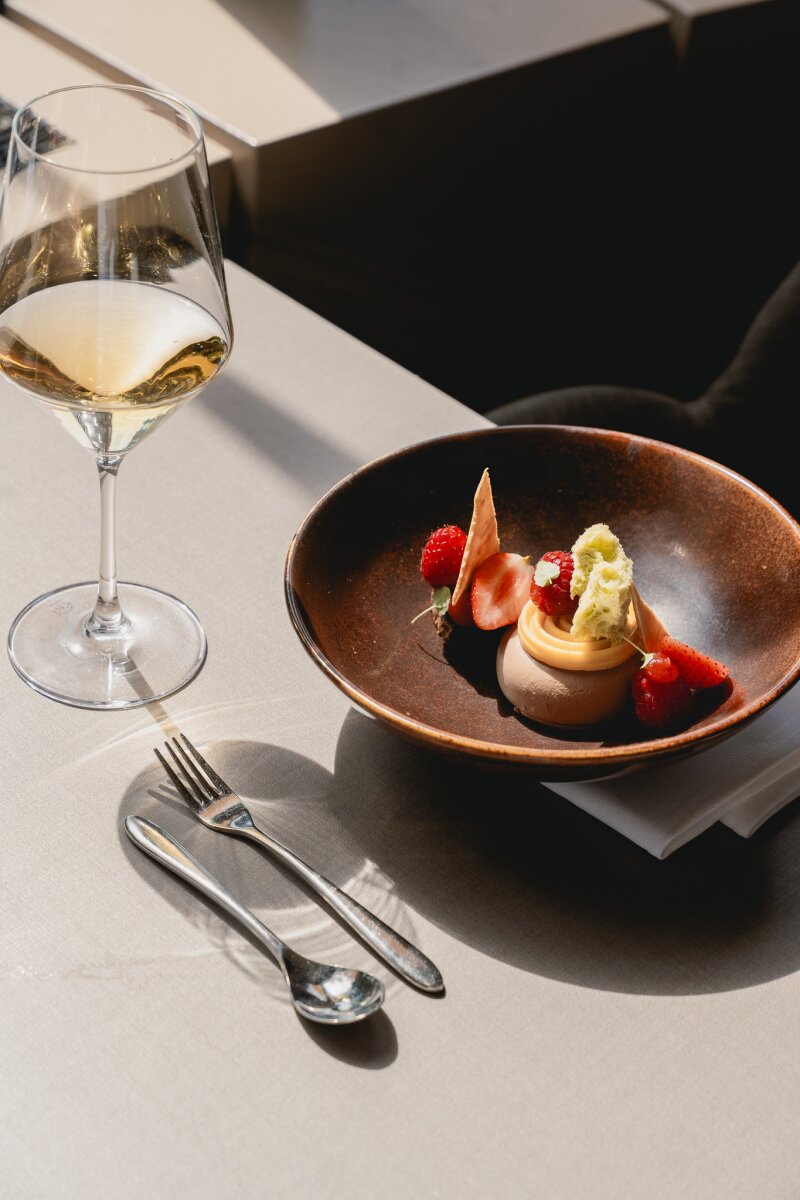 Dessert met een glas witte wijn in het restaurant.