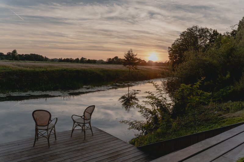 Stoelen op de vlonder van De Ruwenberg met uitzicht over De Dommel.
