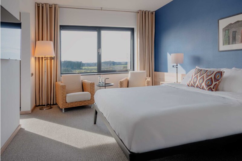 Executive suite met zithoek en uitzicht over het landgoed.