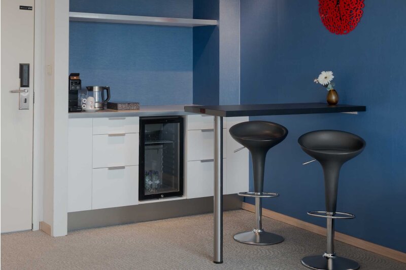 Slaapgedeelte van de executive suite met dubbelbed.