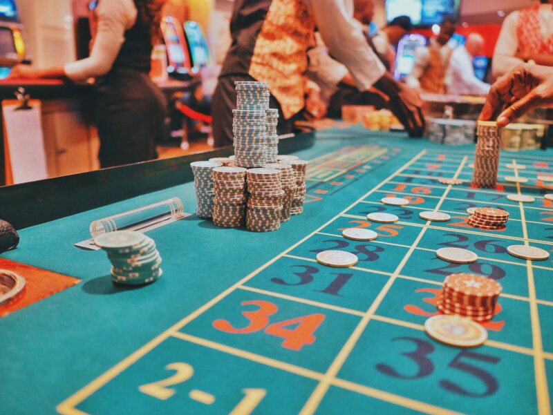 Roulettetafel met fiches tijdens een casinoavond.
