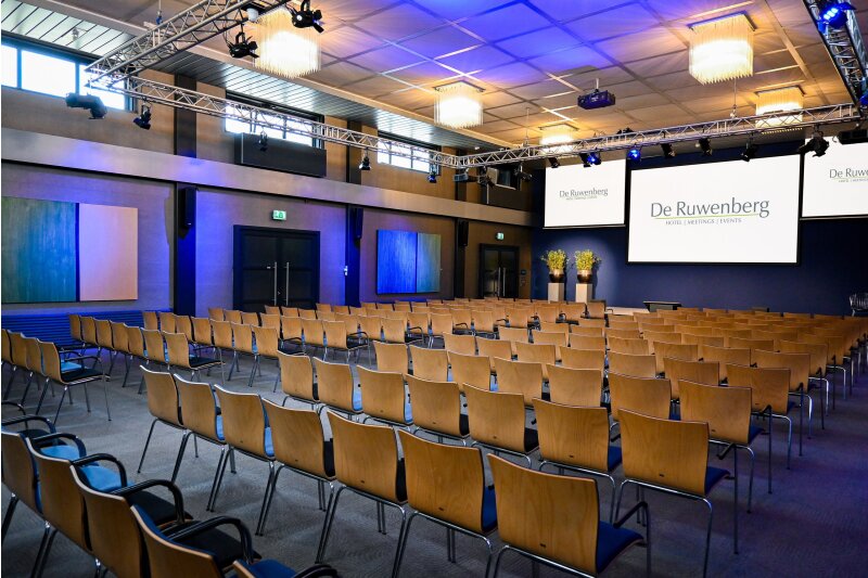 Overzicht van het Atrium met lege theateropstelling en daglicht.