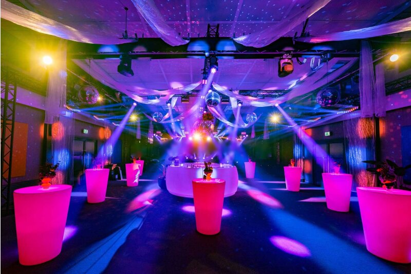 Atrium in feestopstelling voor feestavond.