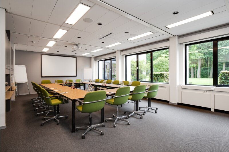 Vergaderzaal C1 ingericht voor een trainingssessie.