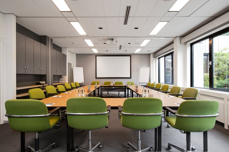 Zaal C1 met stoelen in schoolopstelling.