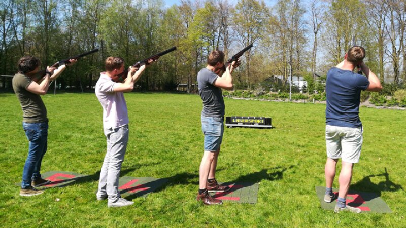Deelnemer richt een lasergeweer tijdens laser kleiduifschieten.