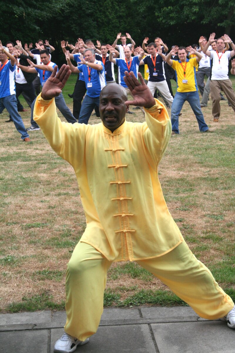 Tai chi als teambuildingactiviteit op het landgoed.