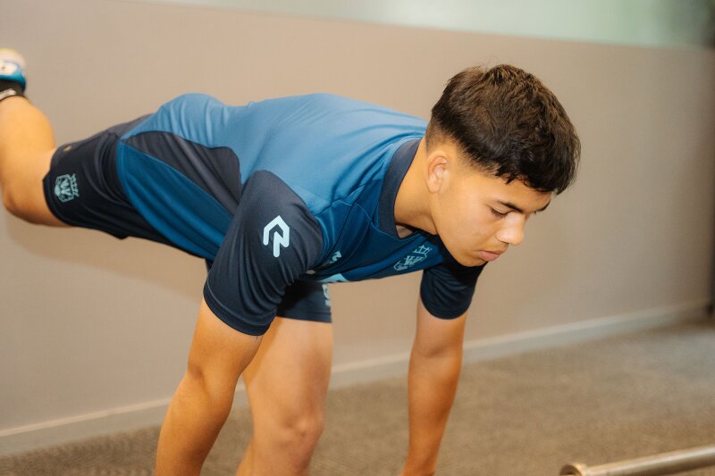 Deelnemers doen een yogasessie buiten op het landgoed.