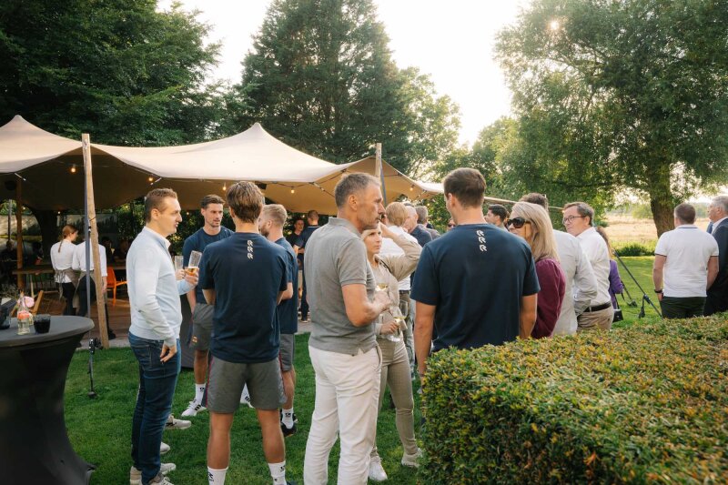 Diner geserveerd in de tuin van De Ruwenberg.
