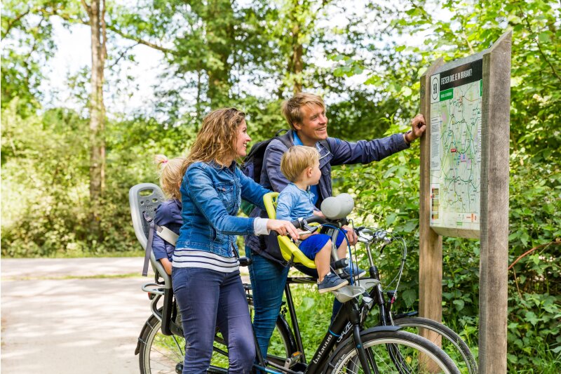 Fietsers op een landelijk fietspad in Brabant.