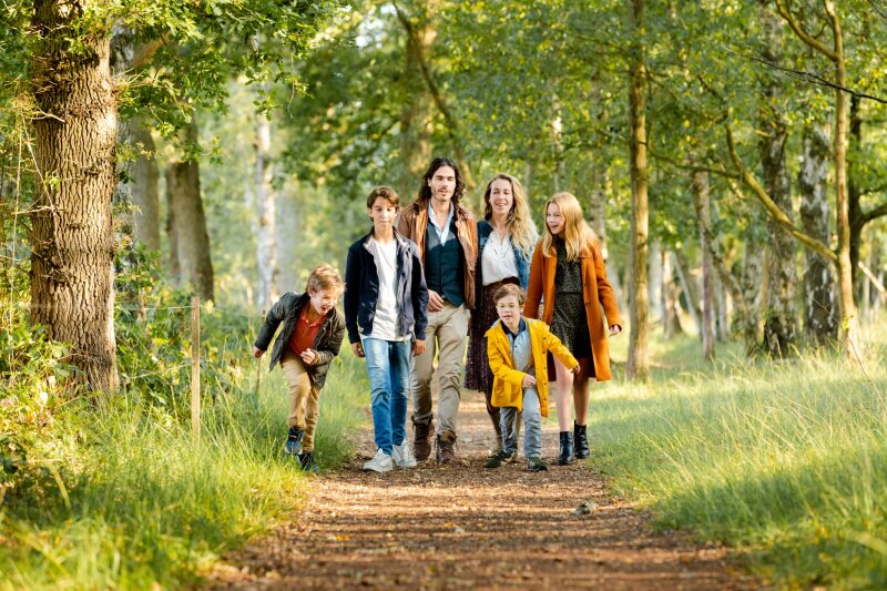 Gezin wandelt in natuurgebied De Kampina.